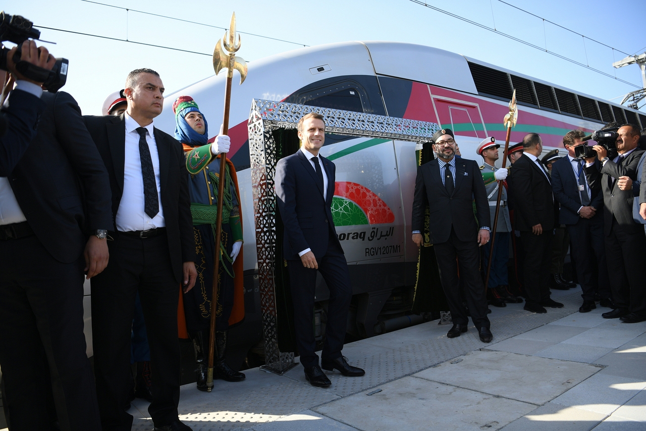 Középen Emmanuel Macron francia elnök és VI. Mohamed marokkói király a felavatott Euroduplex-szerelvény előtt a marokkói nagysebességű vasútvonal csütörtöki megnyitóján (forrás: MTI)