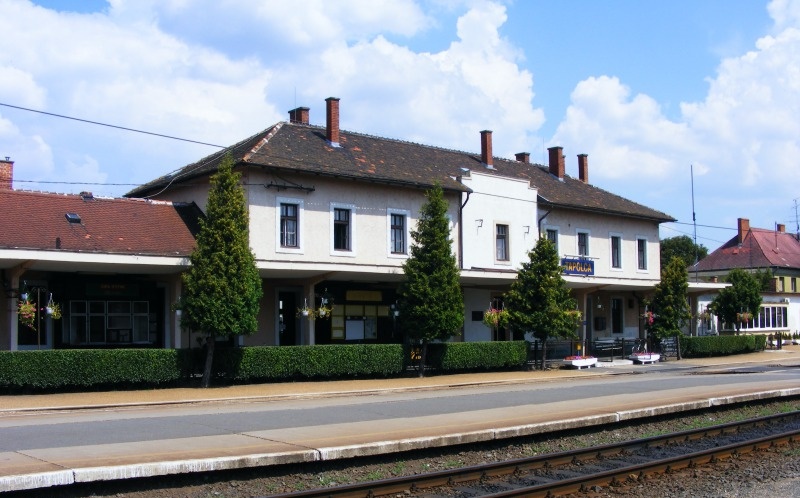 Az állomásépület a vágányok felől a felújítás előtt (forrás: www.vasutallomasok.hu)