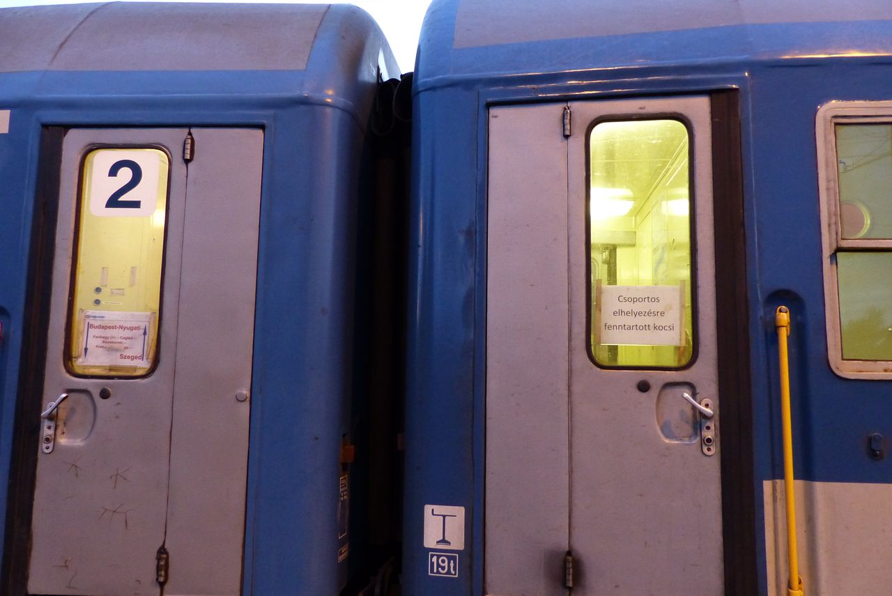 Kárász IC, hátsó traktus, balra az átlagutas vagonja, jobbra migránsokat szállító vagon (a szerző felvételei)