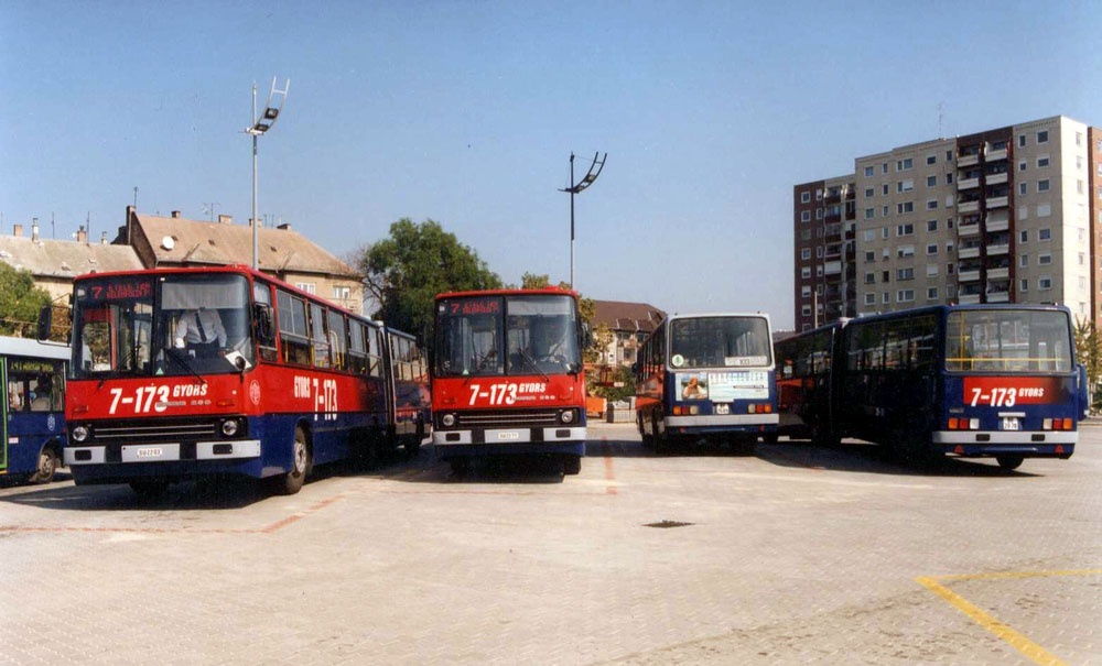 Viacolorsivatag az Etele tér közepén, pihenő buszcsaláddal: egy intermodális csomópont fő ismérvei a kilencvenes évek végén, Budapesten (a szerző fényképei)
