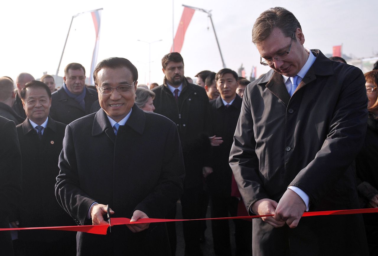 Átvágták. Li Ko-csiang kínai kormányfő és Aleksandar Vucic szerb miniszterelnök átadta a hidat a szerb fővárosnak