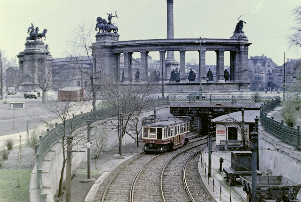 Az eredeti Siemens-szerelvény bújik be a keretalagútba a Hősök terénél, a felszíni vonalszakasz kezdeténél, 1954-ben (forrás: Fortepan.hu)