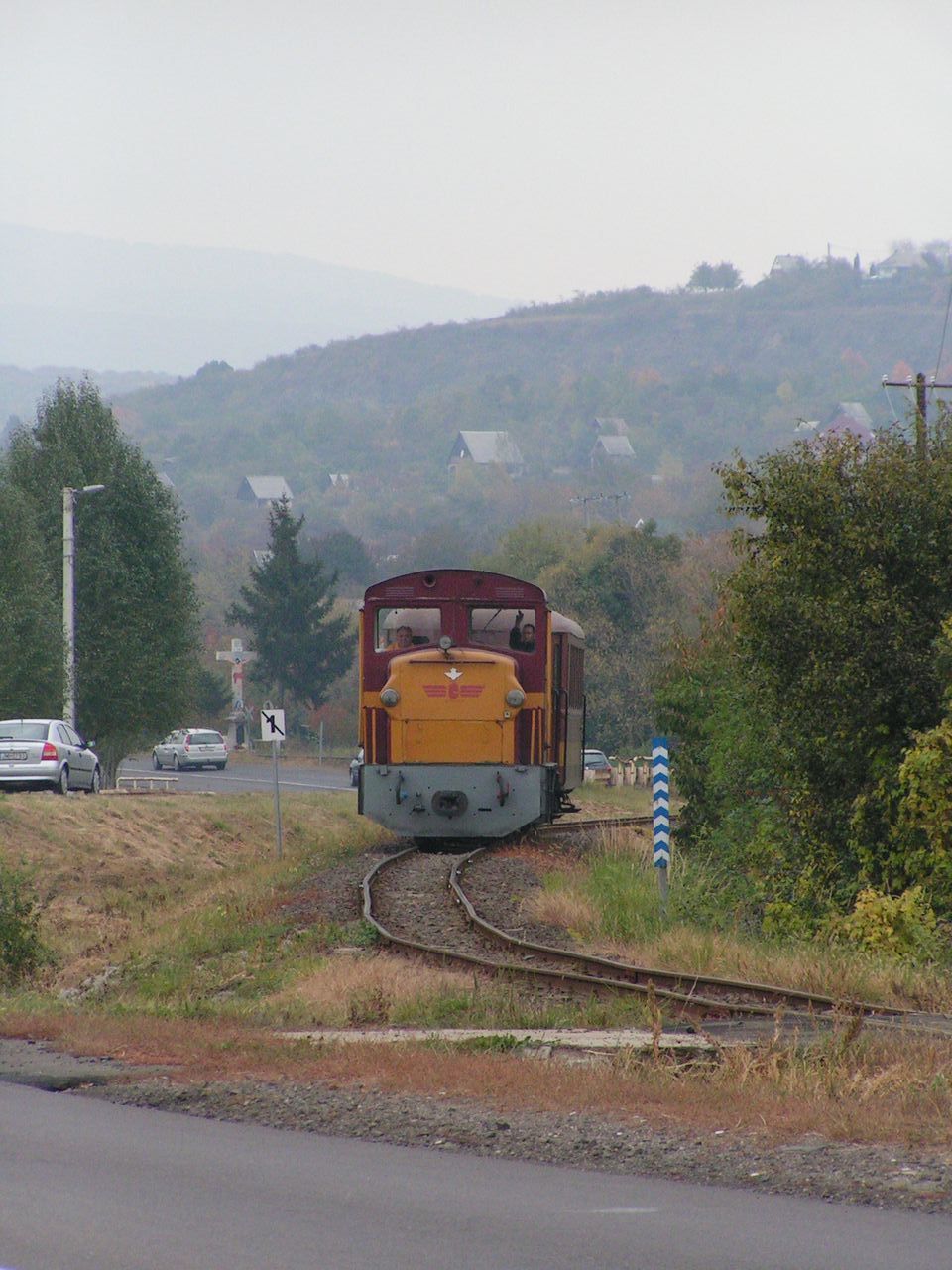 A lajosházi vonal elágazásához érkezik a Mátrafüredről Gyöngyösre közlekedő személyvonat 2006. november 22-én. A képre kattintva galéria nyílik (fotók: Indóház-archív | a szerző felvételei)