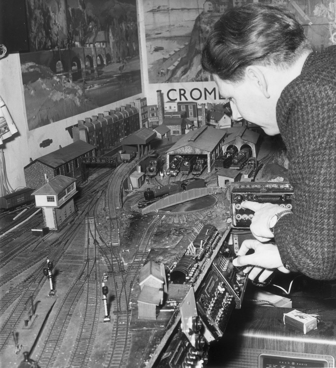 Egyébként már akkor sem volt kérdés: a vasútmodellezés a felnőttek gyerekjátéka... (fotó: Daily Mail)
