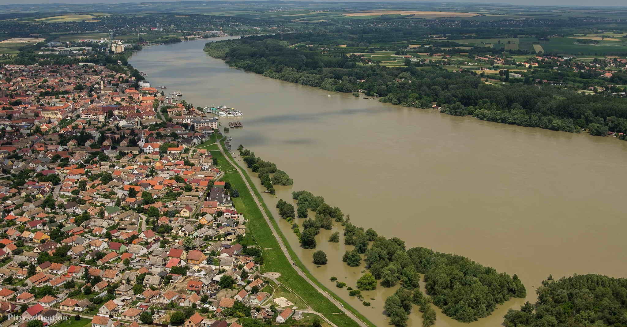 A Duna látképe Mohácsnál, árvíz idején (forrás: panziomohacs.hu)