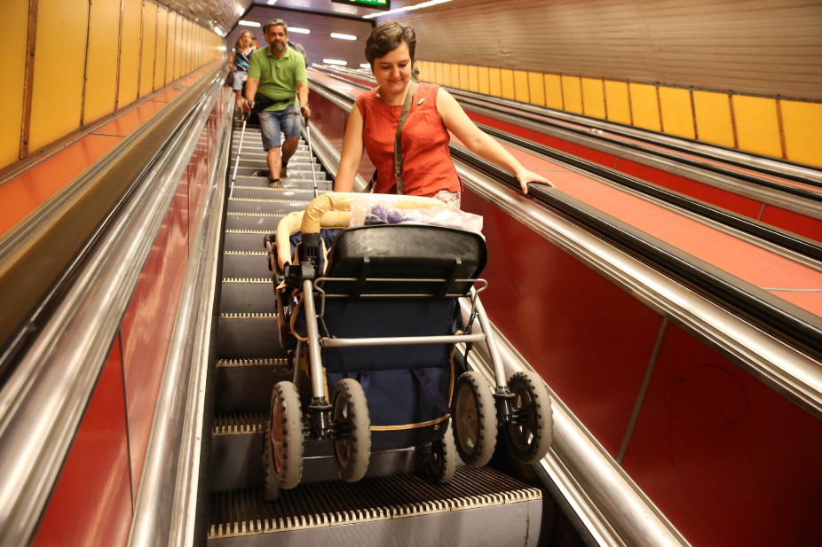 Ma így közlekedünk a metróban gyermekkocsival (fotó: Székelyhídi Balázs)