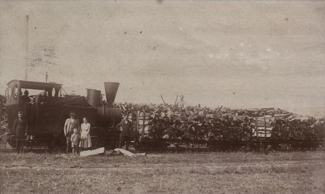 Az Eleonóra nevű mozdony vonatával Szalajka-Fatelep állomáson a húszas évek végén. A mozdony kéménye alatt a szerző nagyapja látható. A képre kattintva galéria nyílik (fotó: Indóház-archív | a szerző gyűjteményéből)