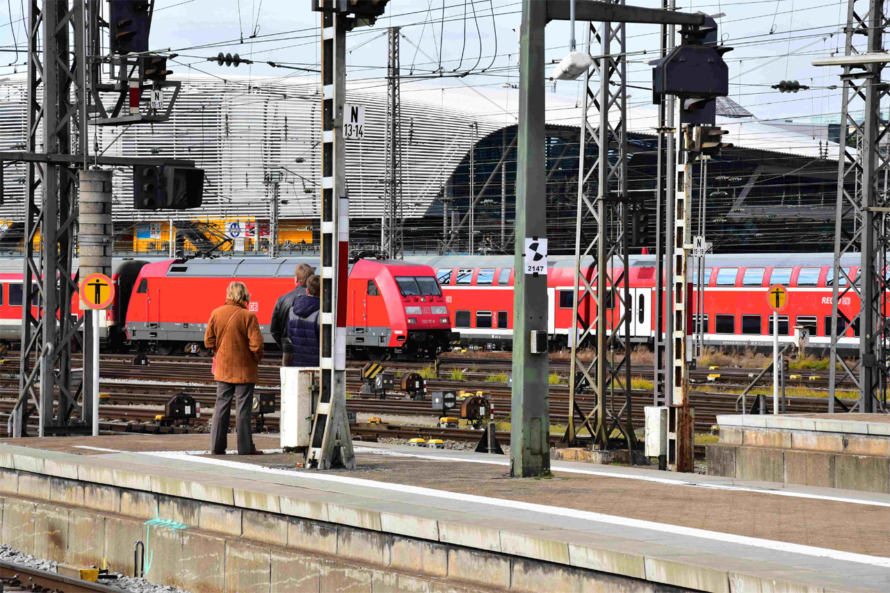 Németországban is vannak vasútbarátok. A képen a DB 101-es sorozatú 6400 kW teljesítményű, 230 kilométer/óra végsebességű gyorsvonati mozdonya látható