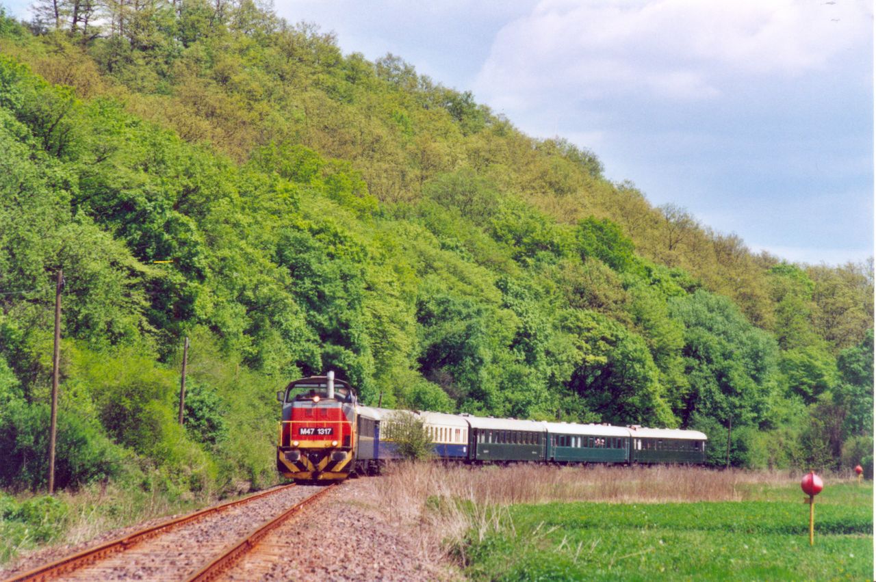 A Putnok–Eger vasútvonal táji adottságai miatt alkalmas lenne az „élményvonati” típusú közlekedésre. A felvétel a Royal Hungarian expresszről készült Putnok és Királd között 2006. május 8-án (fotók: Tar Gyula)