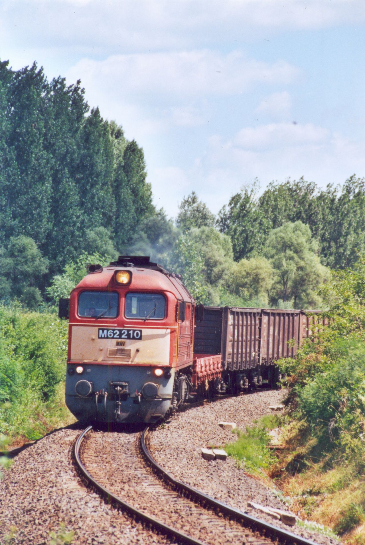 A 210-es Szergej bukkan elő Záhonynál a 111-es vonal egyik ívéből 2006. július 15-én