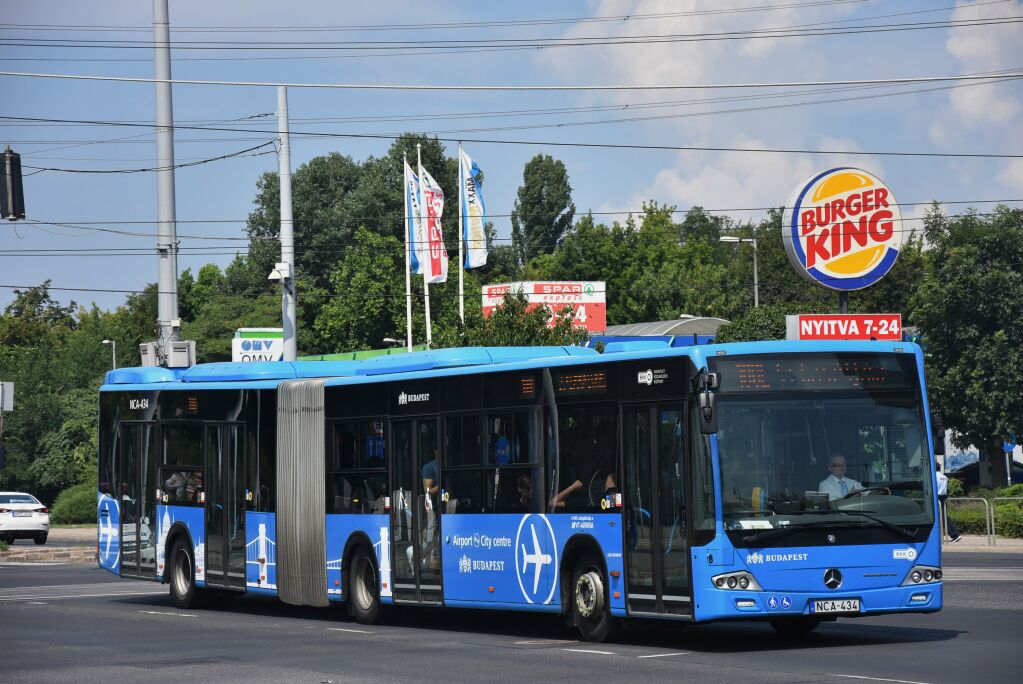 Egyre nagyobb a forgalom a 100E járaton, hétfőn és pénteken is sűrűbben járnak a buszok május 27-től (fotó: Bohus Dávid)