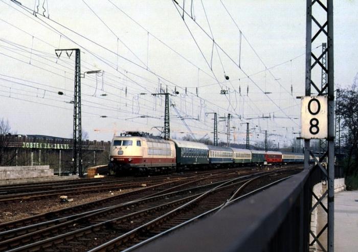 D246-os, Leningrád és Köln közötti járat végállomáshoz közelít Köln-Deutznál, 1985-ben (a felvételek Gerd Boehmer gyűjteményéből valók, a képre kattintva galéria nyílik)