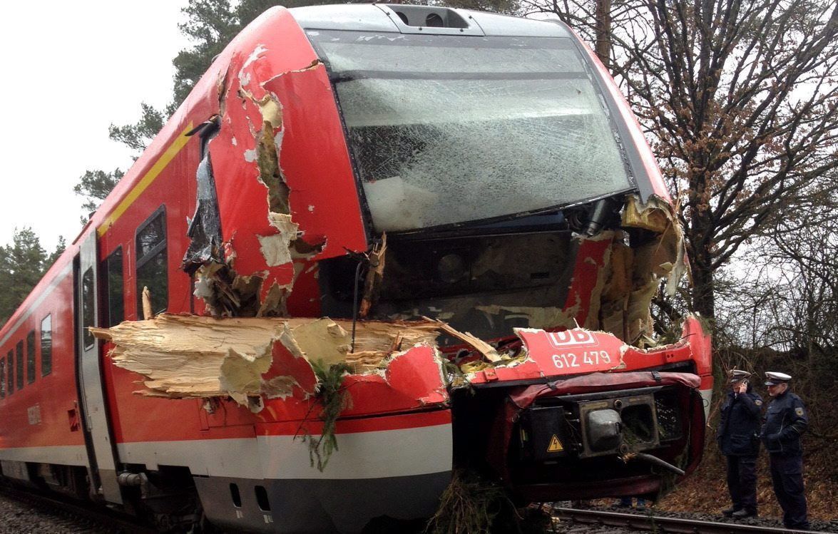 A DB Regio 612 749-es motorvonata Pegnitz közelében. A szerelvény belerohant egy elé kidőlt fába (fotók: Daily Mail)