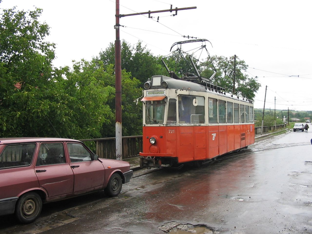 Resinár végállomás a 721-es exgenfi motorkocsival 2004-ben. A járművezető elment megkeresni a villamos útját elálló Dacia tulajdonosát. A képre kattintva galéria nyílik (fotó: Indóház-archív | a szerző)