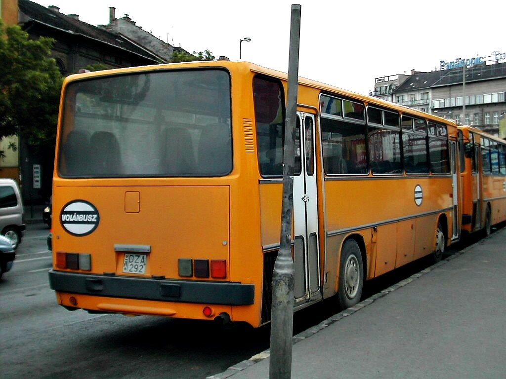 Tizenöt évvel ezelőtt a Széna térre közlekedő autóbuszok jellegzetes típusai voltak a kétszárnyú ráncajtókkal átépített 256-osok, az öszvérek (a képre kattintva galéria nyílik a szerző felvételeieiből)