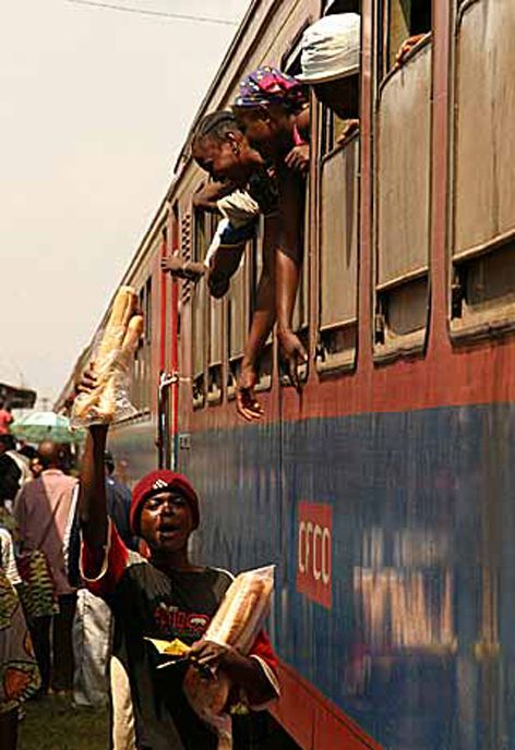 Kontrasztok: az egykor szebb napokat látott Brazzaville és Pointe Noire között közlekedő vonat a Kongói Köztársaságban. A felvétel 2005-ben készült N’Kayi állomáson... A képre kattintva galéria nyílik (fotók: Indóház-archív)
