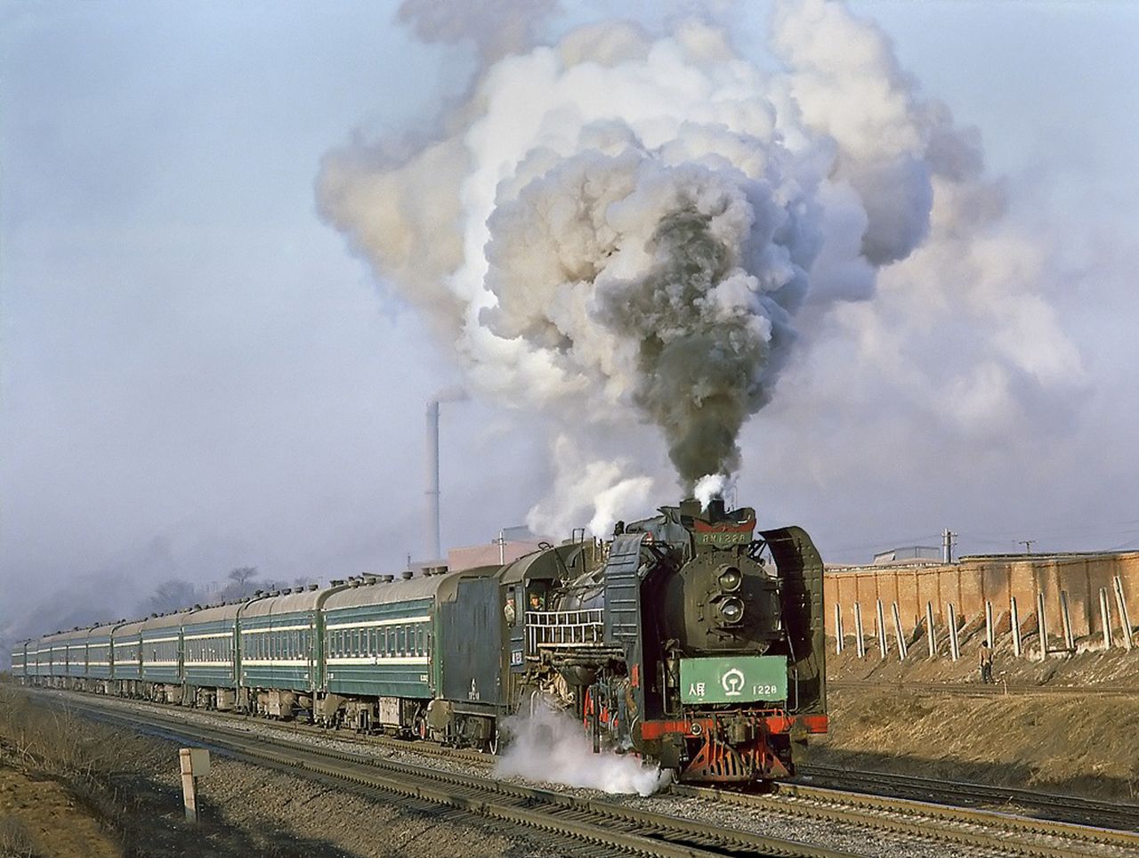 A kínai vasút egykor: gyorsvonat érkezik Csangcsung állomásra 1986 márciusában. A képre kattintva galéria nyílik (fotó: Indóház-archív | Alan John Crotty)