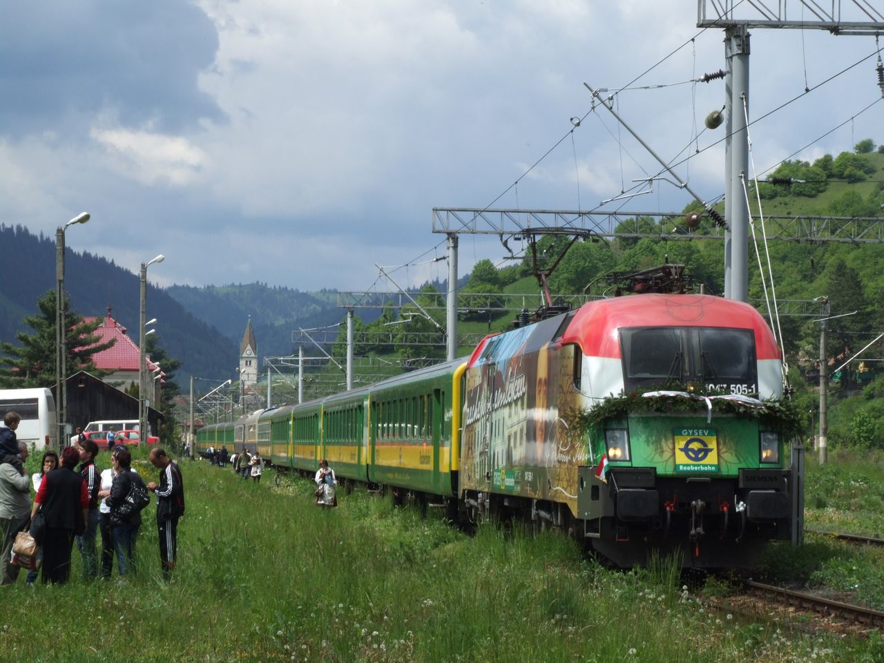 Nem először jár majd GYSEV-vonat Erdélyben. Annak idején, amikor saját ötlete alapján még az Indóház szervezte a pünkösdi zarándokvonatokat, egy ideig a soproni székhelyű vasúttársaság állította ki a Szombathelyről induló, a dél-erdélyi útvonalon közlekedő Csíksomlyó expressz szerelvényét. Gayer Márk 2010. május 23-án készült felvételén a CSEX látható Gyimesbükkön, élén a Széchenyi-mozdonnyal