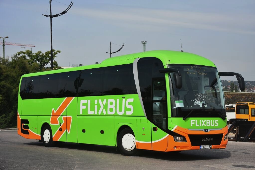 A FlixBus Charter szolgáltatásai akár Magyarországról is elérhetők (illusztráció: Bohus Dávid)