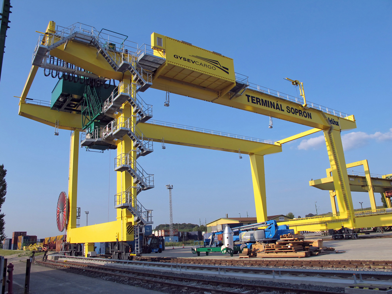 Szép, sárga, nagy és erős a Terminál Sopron új büszkesége. A képre kattintva az érkezésről, az összeszerelésről látnak felvételeket! (fotó: GYSEV Cargo)