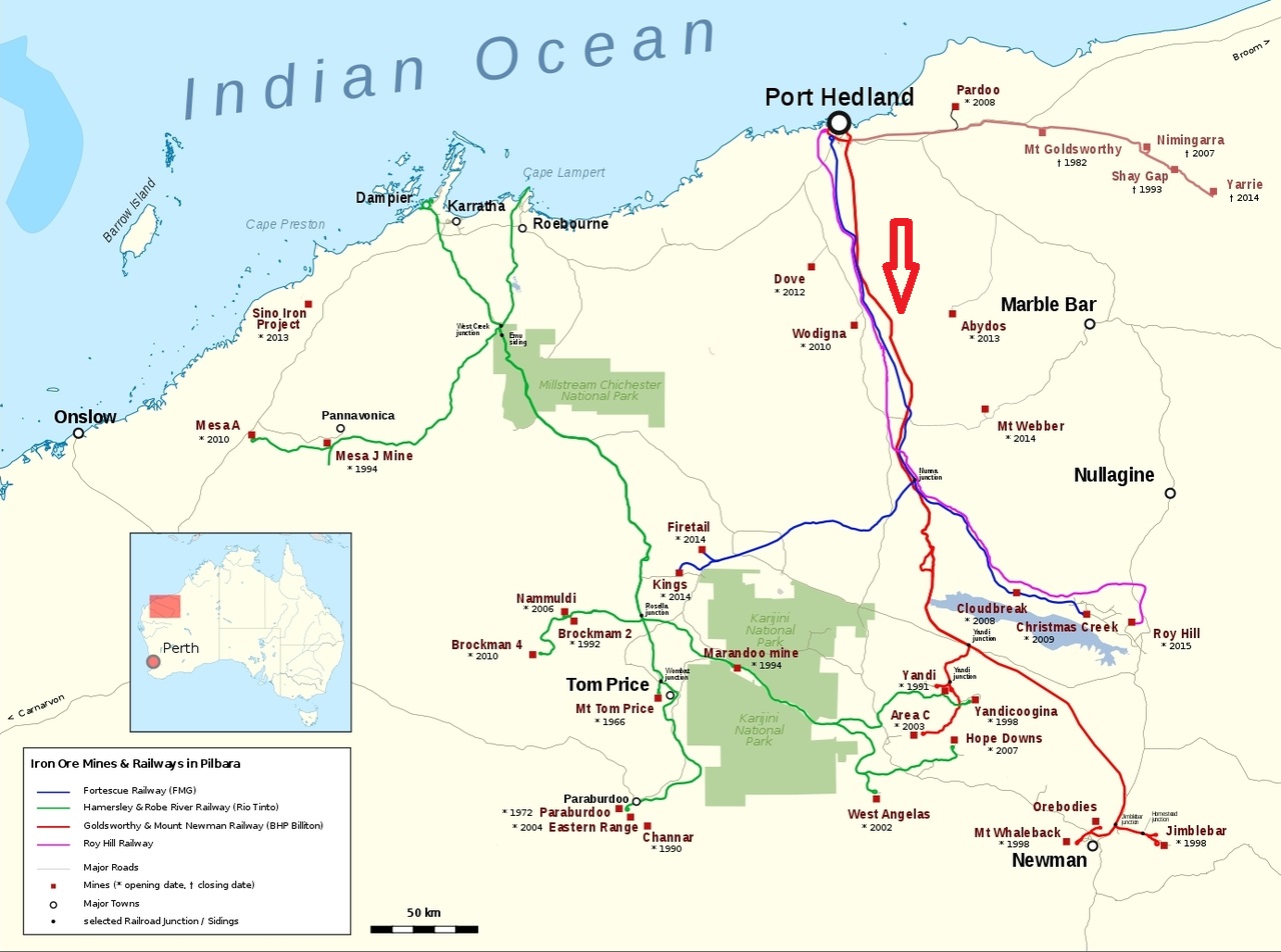 A Pilbara régió ércvasútjai - a BHP Billiton vonalai pirossal jelölve, a siklás körülbelüli helyét a nyíl jelzi (forrás: Wikipédia)