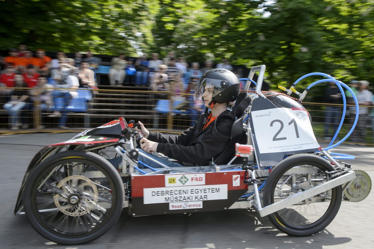 A Debreceni Egyetem Főnix csapatának járműve a 8. nemzetközi Aventics pneumobil versenyen az egri Érsekkertben. A képre kattintva galéria nyílik (fotók: MTI/ Komka Péter)