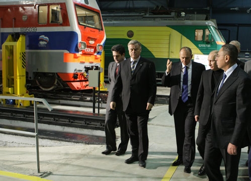 Putyin (garbóban) madárnézőbe ment Jekatyerinburg mellé (fotók: Ural Locomotives)