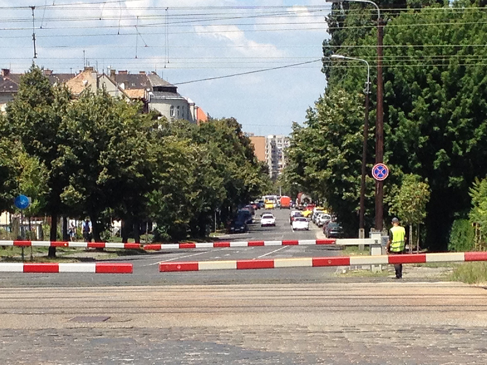 Itt épülne a gigafelüljáró nyugati rámpája: Szegedi út, végében az angyalföldi városháza 