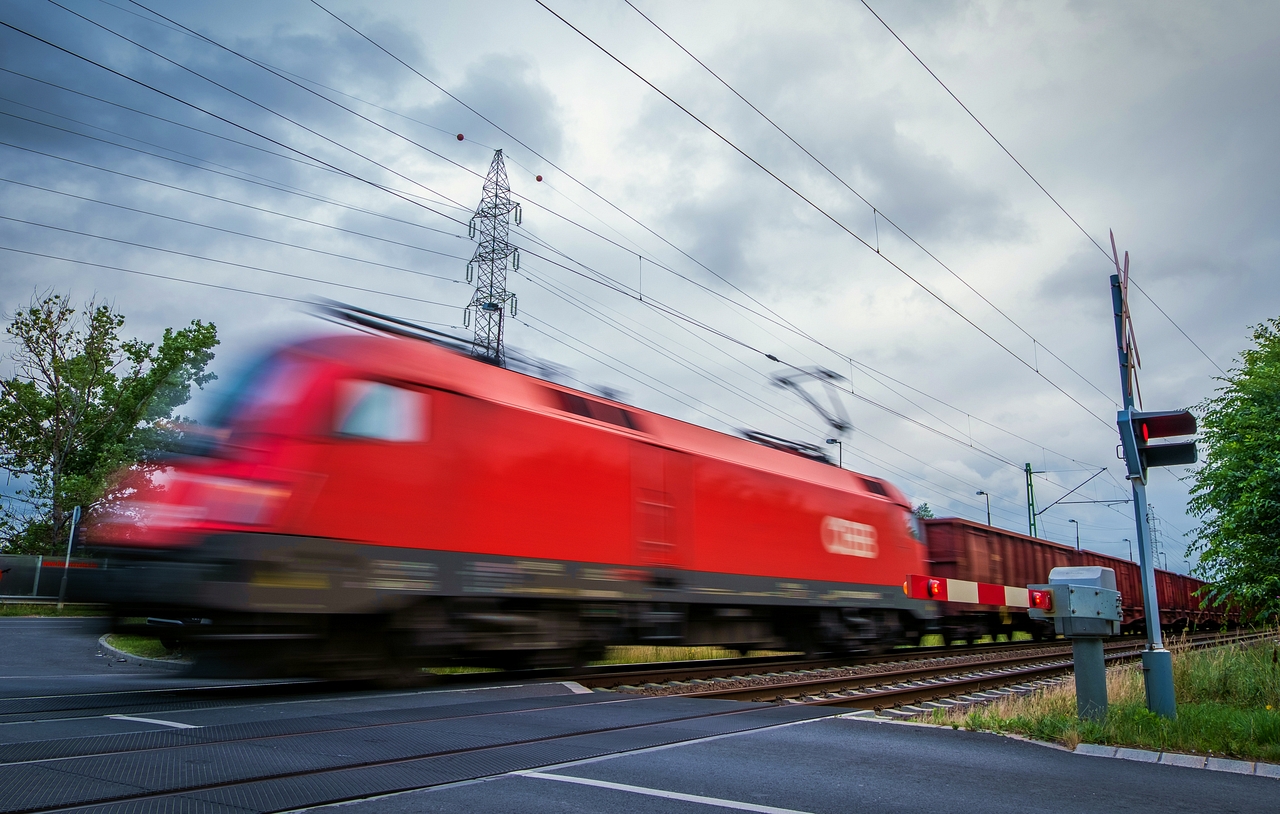 A Rail Cargo Hungaria 1116 sorozatú villamos mozdonnyal trakcionált tehervonata halad Nagytéténynél 2018. június 14-én (fotó: a szerző)