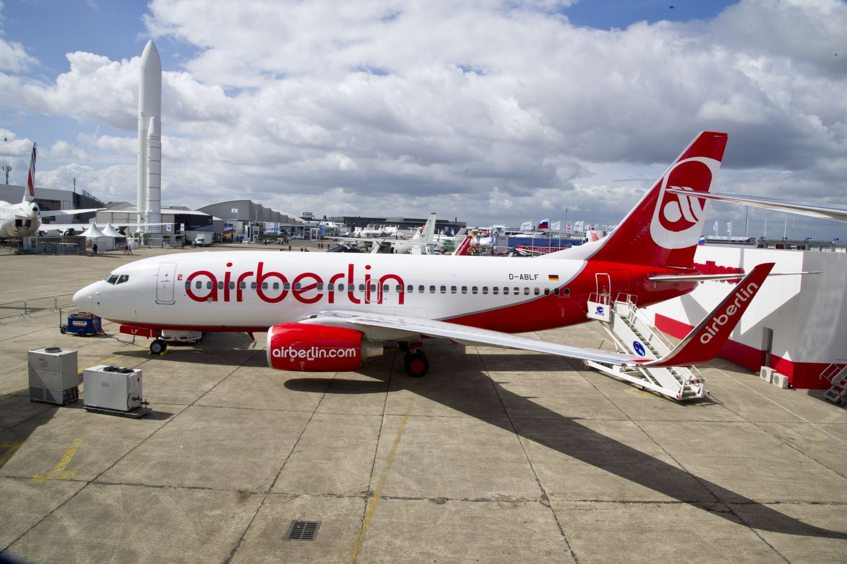 Самолет на визе. Airberlin b737-700. Боинг 737-700. Аэроберлин. Авиакомпания airberlin.