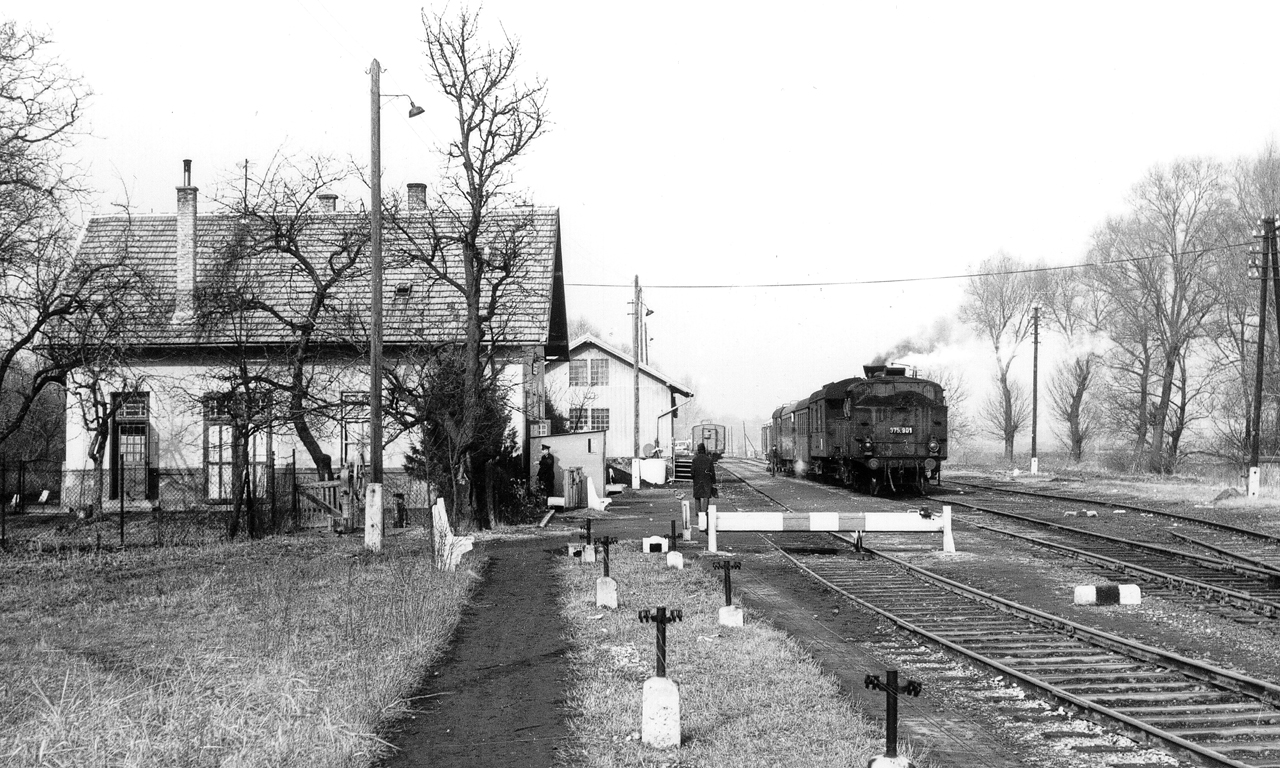 A megcsonkított vonalnak évtizedekig Répcevis volt a végállomása, közel az osztrák határhoz. Képünkön 1973. február 9-én a 375,901-es mozdonnyal indulásra készen áll a 8942-es vegyesvonat. A képre kattintva galéria nyílik (fotók: Indóház-archív | a szerző felvételei)