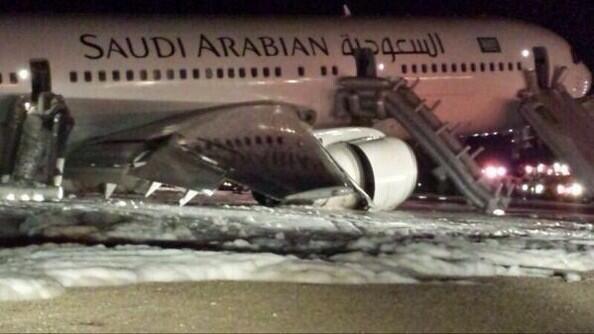 A megsérült repülő Medinában </br> A fotó forrása: Twitter