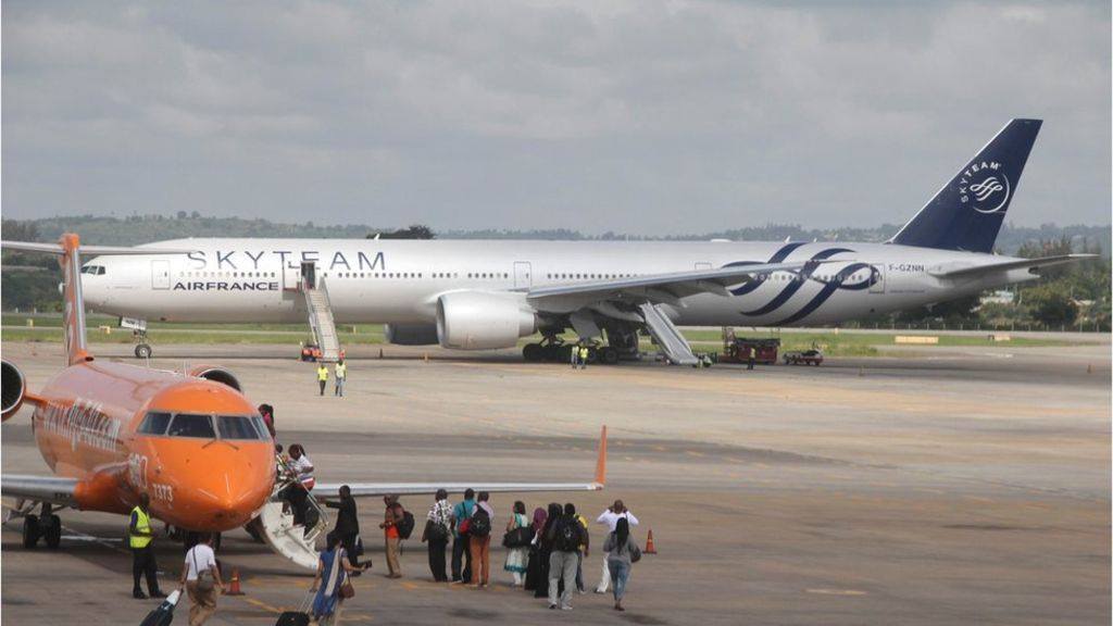 Az Air France Mauritiusról Párizsba tartó 463-as járatán robbanószerkezetet fedeztek fel; a gép mombasai leszállását követően a bombát megsemmisítették<br>(fotó: Twitter)