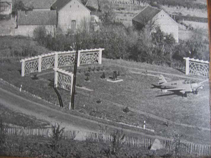 A tekeresi Tóth György emlékpark madártávlatból, nem sokkal a felavatás után, 1973-ban