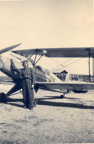 A repülőakadémián egy Bücker 131-es előtt
