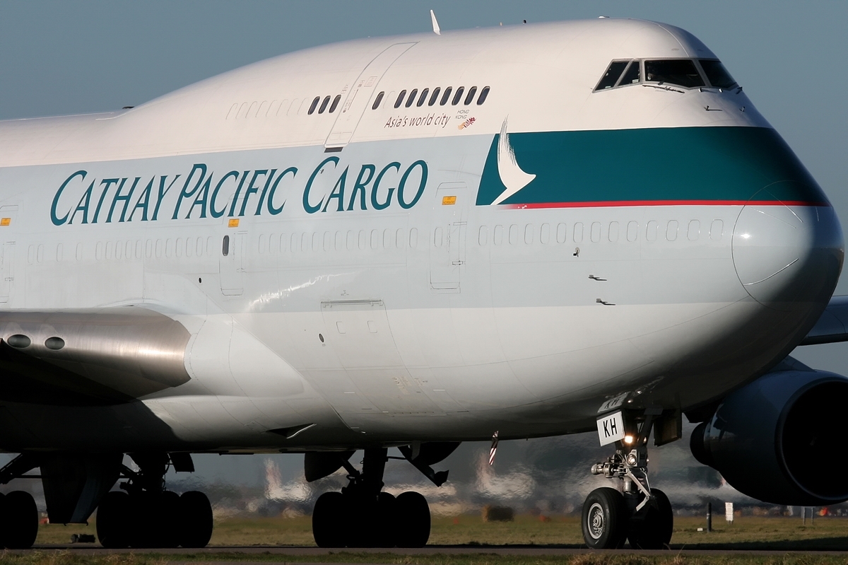 A Cathay Pacific Cargo 747BCF  gépe is ablakos gépként kezdte pályafutását <br>(fotó: plane-mad.com) 