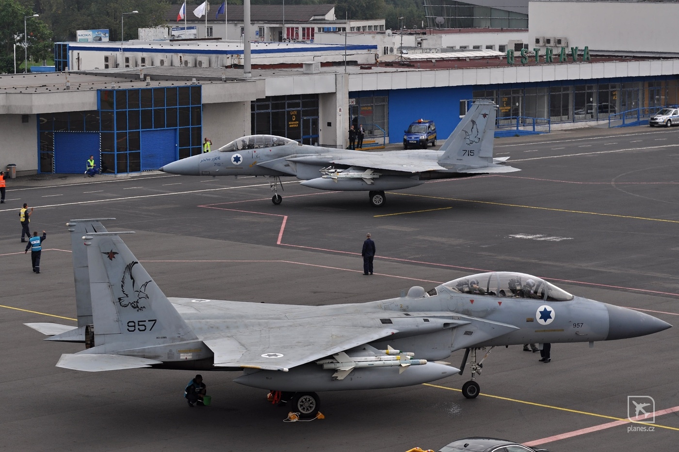 A két F-15-ös érkezése Ostravában - hozzánk közelebb épp a jobb szárnyát mutatja a 957-es - a Planes.cz, Ivo Kotala fotója