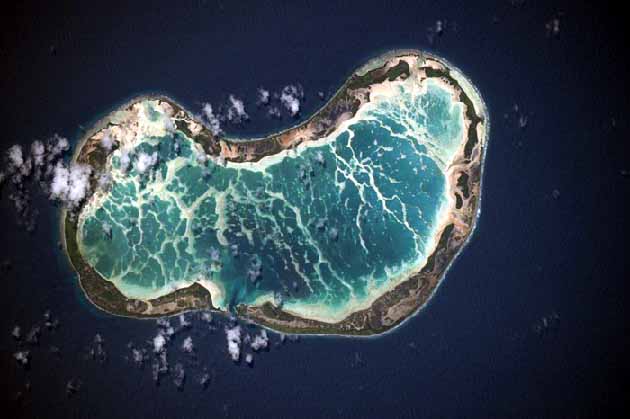 Szépséges atoll a Csendes-óceánon, 400 mm-es lencsével fotózva. Körülbelül 1930 kilométerre délre fekszik Honolulutól