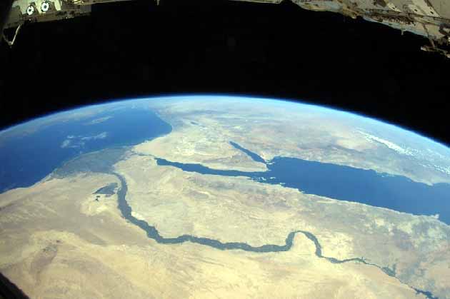 A Szahara fölött repülünk az ezer éves történelmet érintve. A Nílus átszeli Egyiptomot a gizai piramisok mentén Kairó felé. Aztán ott a Vörös-tenger, a Sinai-félsziget, a Holt-tenger, a Jordán folyó, valamint Ciprus szigete a Földközi-tengerben, és még Görögország is a láthatáron