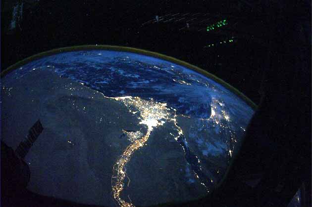 A Nílus éjszakai képe, átkígyózik Egyiptomon a Földközi-tenger felé, és Kairó a deltában