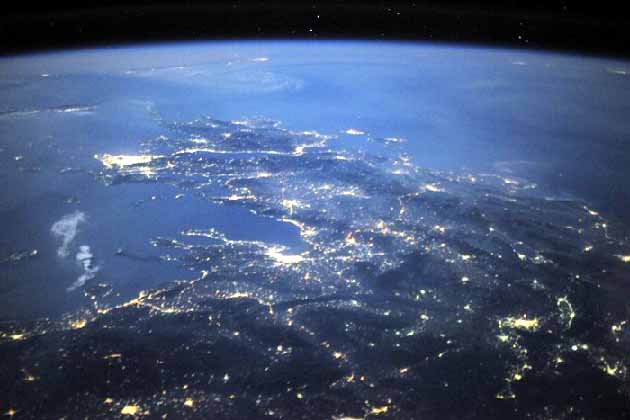A görög szigetek egy tiszta éjszakán Európa felett. Athén fénylik a Földközi-tenger mentén. Hihetetlen érzés a Földnek ezt a szépségét az űrből látni