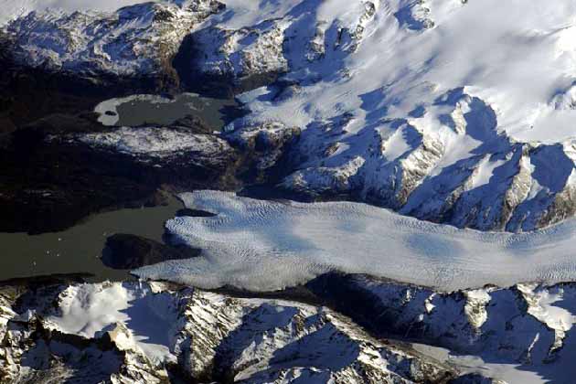 Dél-Amerika déli csücskén helyezkedik el Patagónia. Gyöngyszem. Hegyeinek, gleccsereinek,   fjordjainak és tengereinek összessége tökéletes, harmonikus szépséget alkotnak