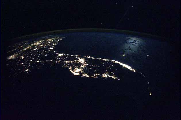 Florida és Dél-kelet Amerika este. Tiszta őszi nap, a hold ott ragyog vízen és égen, a csillagok millióival együtt