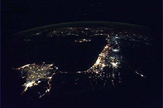 A Földközi-tenger keleti régiója tiszta, csillagos éjszakán. Az ősi föld látható Athéntól Kairóig.   És ott van még Kréta, Rhodosz, Izmir, Ankara, Ciprus, Damaszkusz, Beirut, Haifa, Amman, Tel Aviv,   Jeruzsálem, Kairó –  mind együvé forrva apró fényeikkel egy szépséges novemberi éjszakán