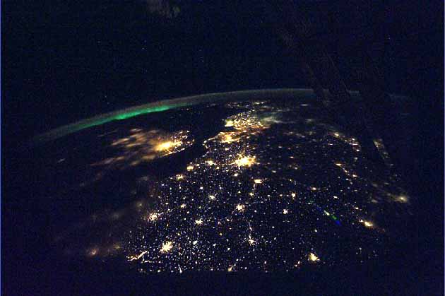 Északi fények a távolban Európa egyik legszebb éjszakáján. A képen tisztán látszanak Dover partjai. Párizs fényei mindent elöntenek. Anglia nyugati partjainál kis köd látszik