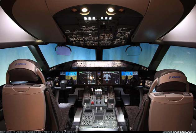 Pilótafülke: nagy képernyők, HUD-ok – mégis könnyű az átképzés a 777-ről 