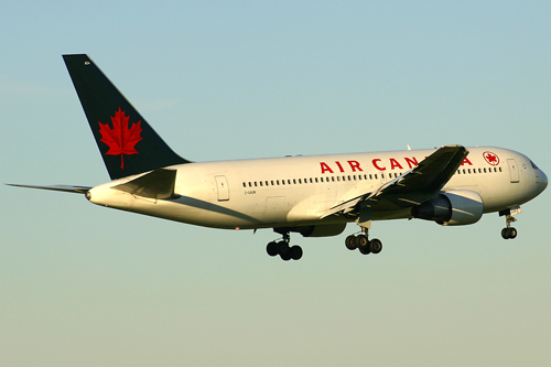 Az a bizonyos 767-es, már az Air Canada újabb festésével
