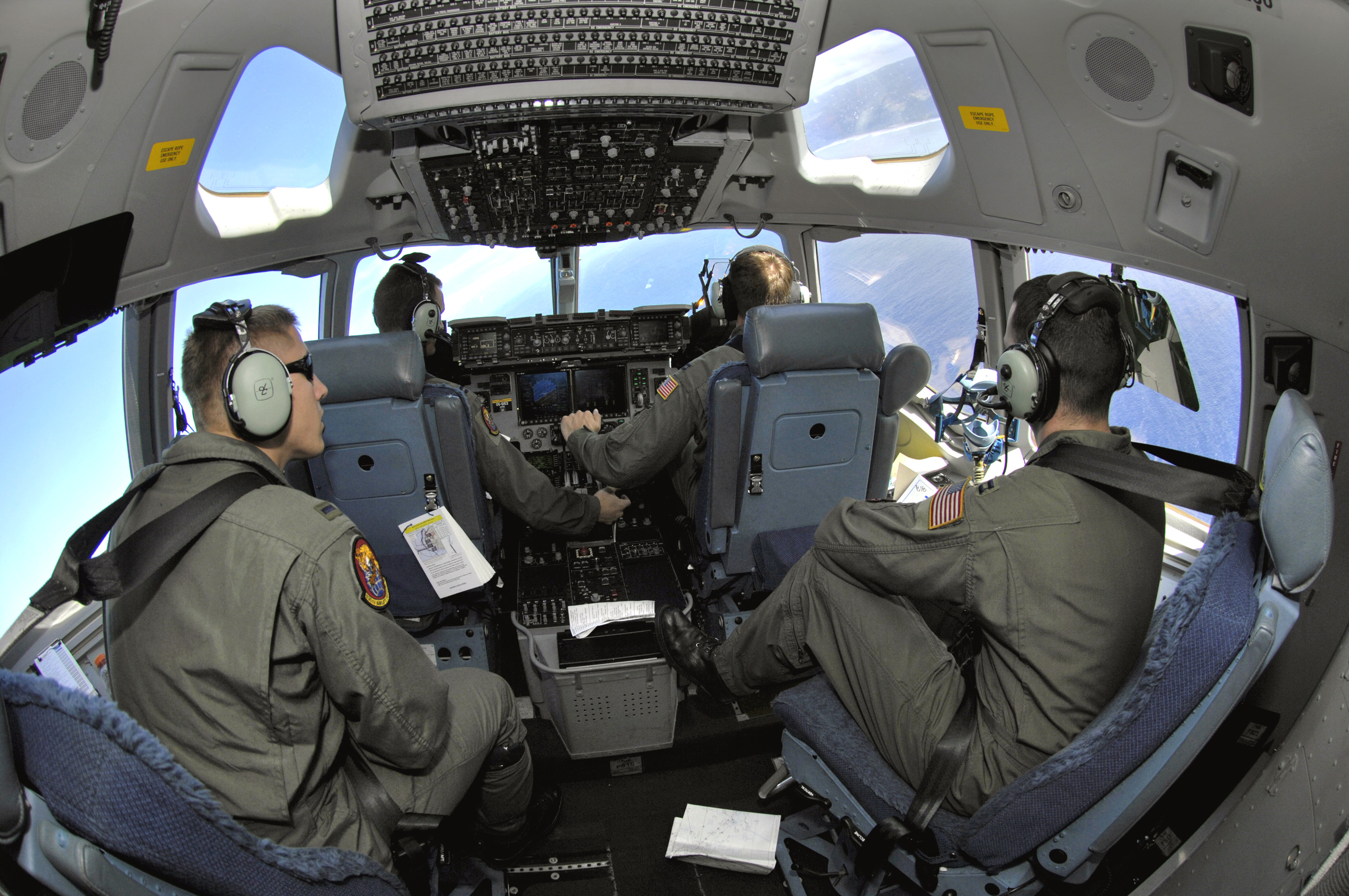A pilótafülke elismerten tágas és kényelmes <br>(fotó: af.mil)