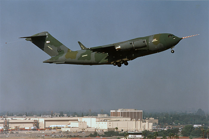 A T-1-es a levegőbe kapaszkodik első felszállásakor <br>(fotó: McDonnell Douglas)
