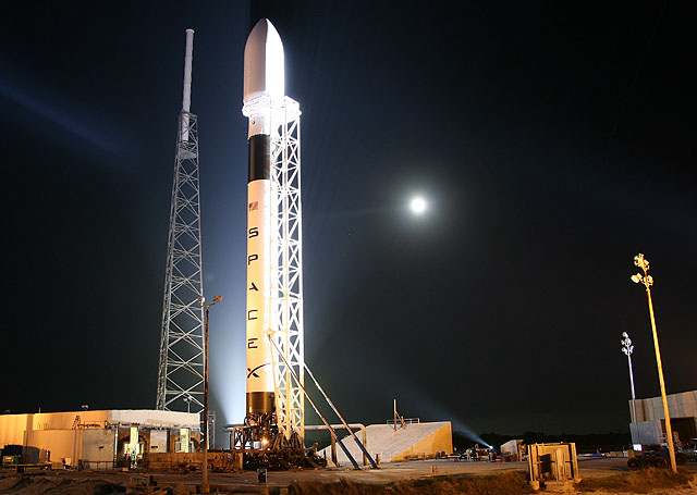 Falcon-9-es hordozórakéta a kilövőpadon
